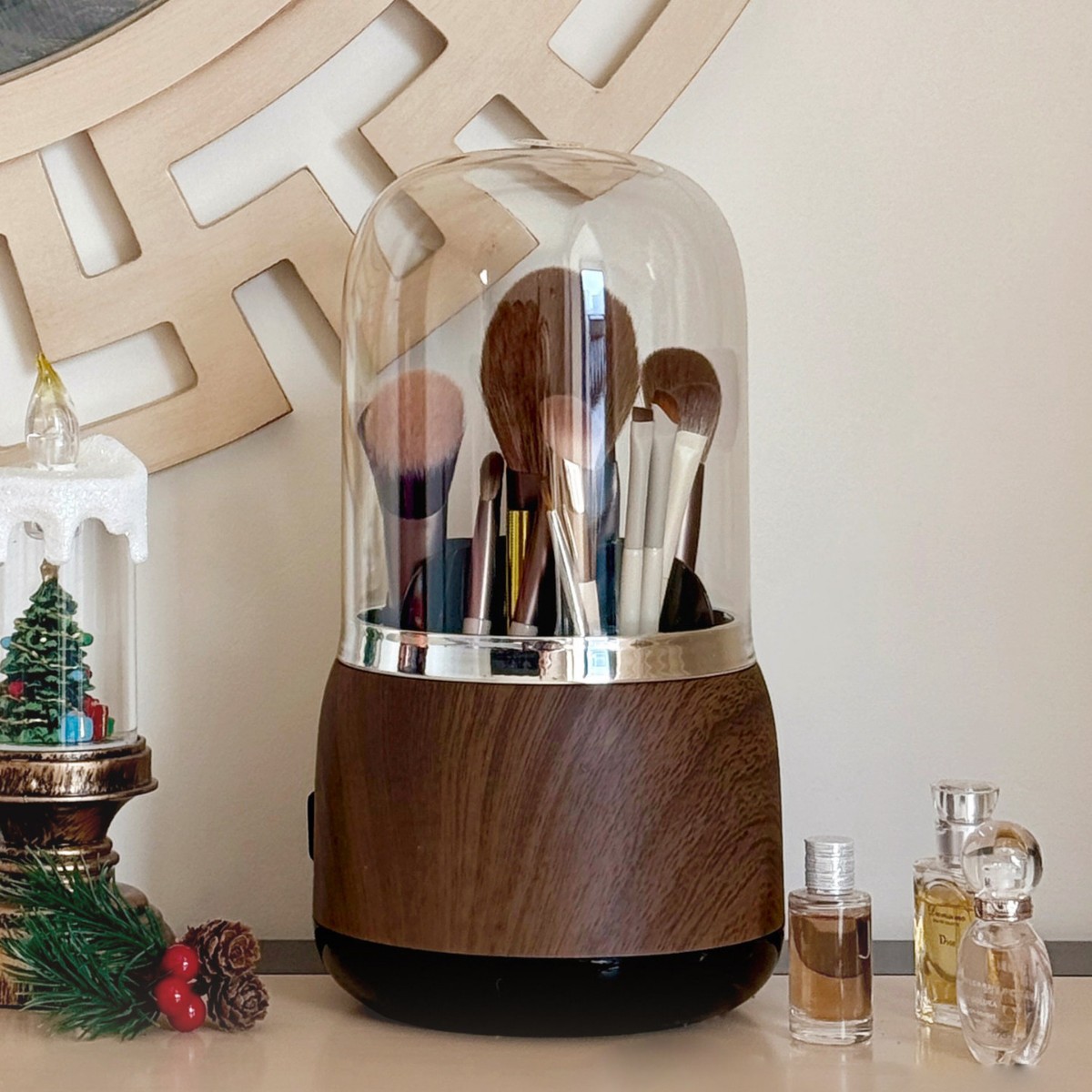 Luxury Skincare And Makeup Brands - 高級感のあるメイクブラシホルダー。卓上用で、防塵機能があり、大容量。口紅やアイブロウペンシルなどの化粧品を収納できる回転式の収納ボックス。